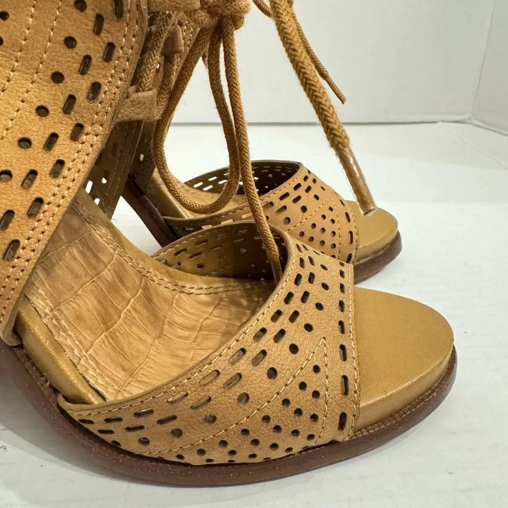 Gianni Bini Gypsie Daze 6M Tan Brown Open Toe Eyelet Lace Up Block Heel Sandals